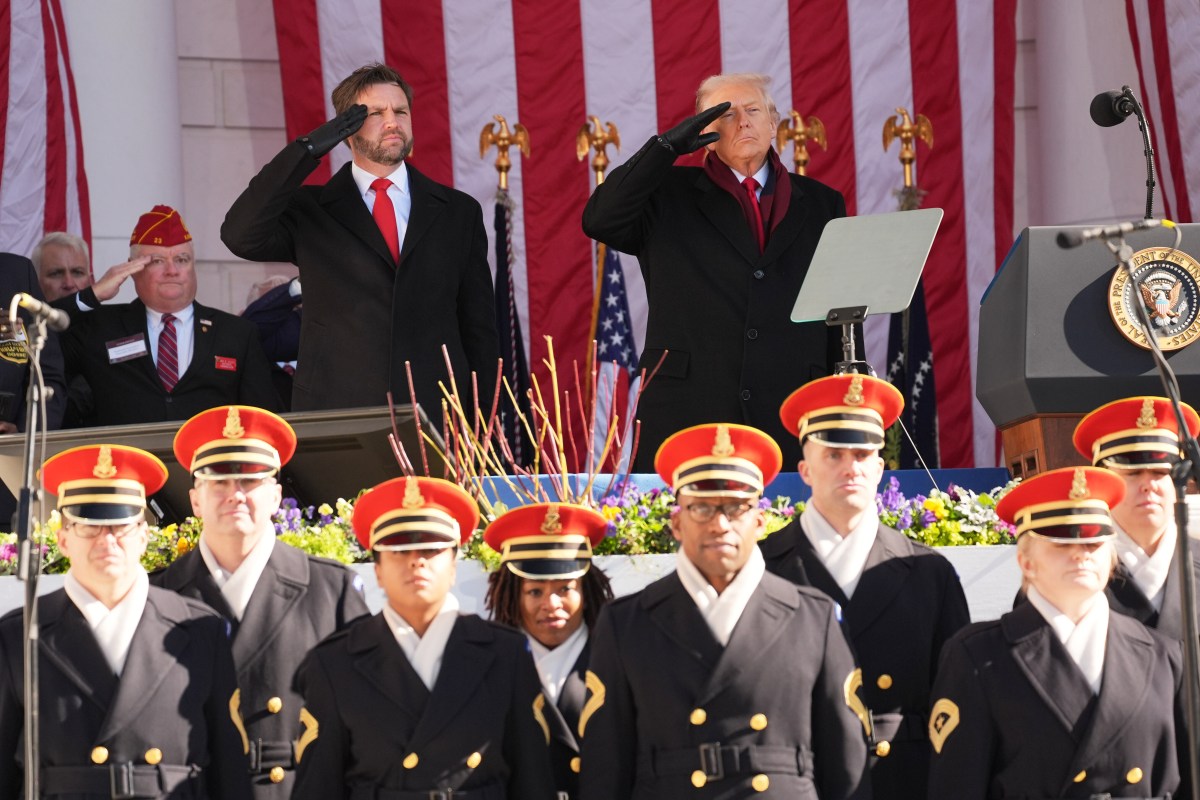 Trump destaca en el Día de los Veteranos el sacrificio de quienes dieron su vida por EE.UU.