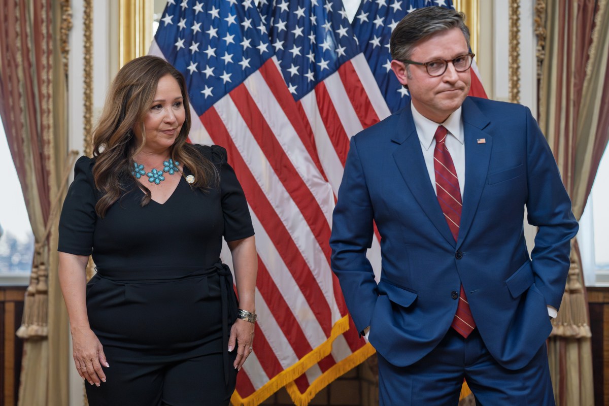 ¿Por qué la juramentación de la demócrata Adelita Grijalva tiene precoupados a Trump y a varios republicanos en el Congreso?