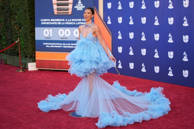 El vestido de Roselyn Sánchez fue uno de los más diferentes de la noche.