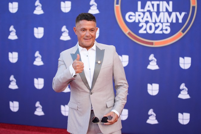 El atuendo de Alejandro Sanz en Latin Grammy 2025.