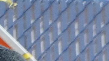 La policía del condado de Cook detiene a un manifestante afuera de un centro de procesamiento del ICE en Broadview, Illinois, un suburbio de Chicago, el viernes 14 de noviembre de 2025.