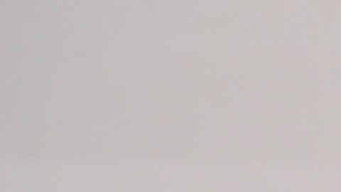 Willy Aceituno, a la izquierda, presenta una denuncia policial junto con el oficial N. Sherill del Departamento de Policía de Charlotte-Mecklenburg, después de que agentes de Aduanas y Protección Fronteriza de EE. UU. rompieran su ventana durante un operativo, el sábado 15 de noviembre de 2025, en Charlotte, Carolina del Norte.