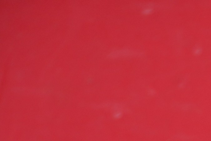 Willy Aceituno, a la izquierda, presenta una denuncia policial junto con el oficial N. Sherill del Departamento de Policía de Charlotte-Mecklenburg, después de que agentes de Aduanas y Protección Fronteriza de EE.UU. rompieran su ventana durante un operativo, el sábado 15 de noviembre de 2025, en Charlotte, Carolina del Norte.