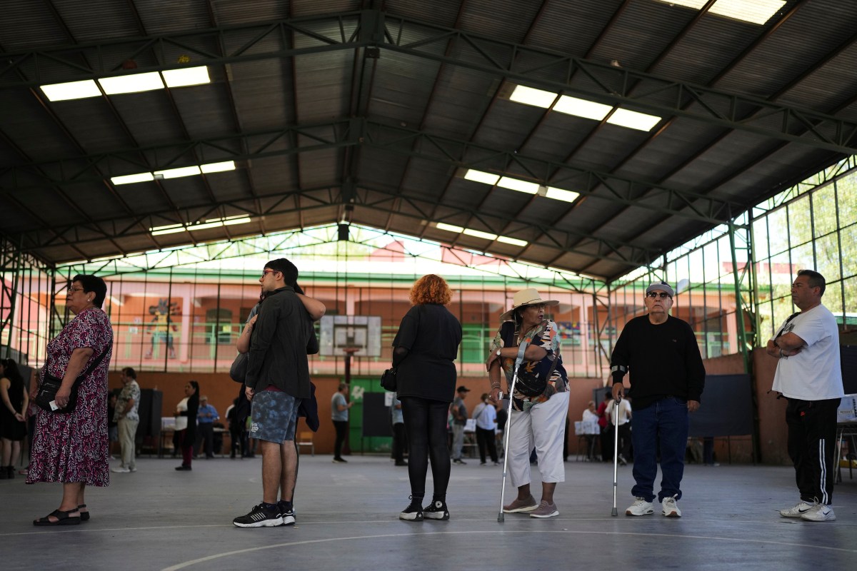 Chilenos acuden a las urnas para las elecciones presidenciales y parlamentarias