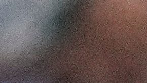 Chase Edmonds, de los Washington Commanders, es tacleado durante la primera mitad de un partido de fútbol americano de la NFL entre los Washington Commanders y los Miami Dolphins en Madrid, España, el domingo 16 de noviembre de 2025.