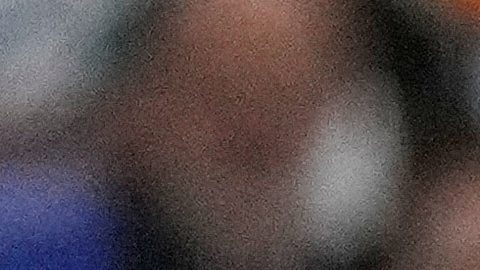 Chase Edmonds, de los Washington Commanders, es tacleado durante la primera mitad de un partido de fútbol americano de la NFL entre los Washington Commanders y los Miami Dolphins en Madrid, España, el domingo 16 de noviembre de 2025.