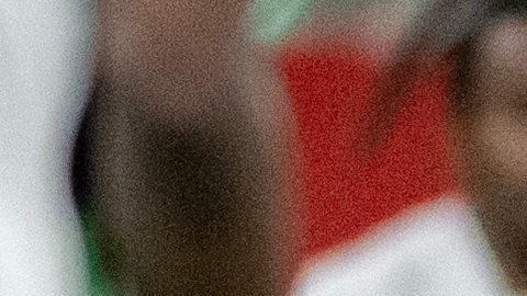 El congoleño Ngal'ayel Mukau disputa el balón con el nigeriano Wilfred Ndidi durante el partido de clasificación africana para la Copa Mundial de fútbol entre Congo y Nigeria, en Rabat, Marruecos, el domingo 16 de noviembre de 2025.