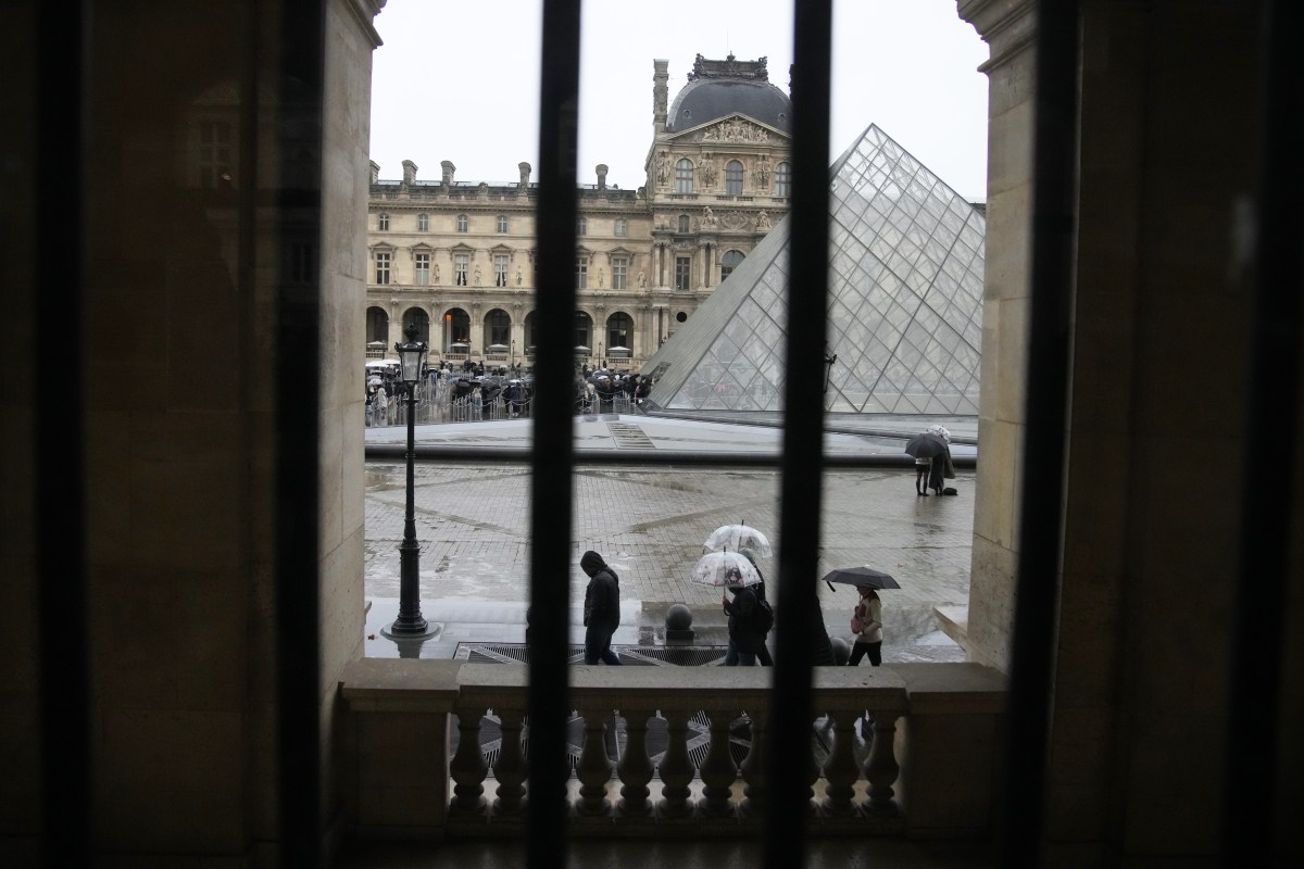 Autoridades francesas confirman el arresto de un cuarto nuevos sospechosos del robo en Louvre