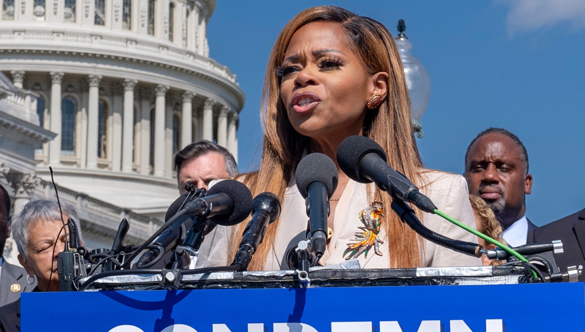 Congresista demócrata es acusada de robar $5 millones de dólares en fondos de la FEMA