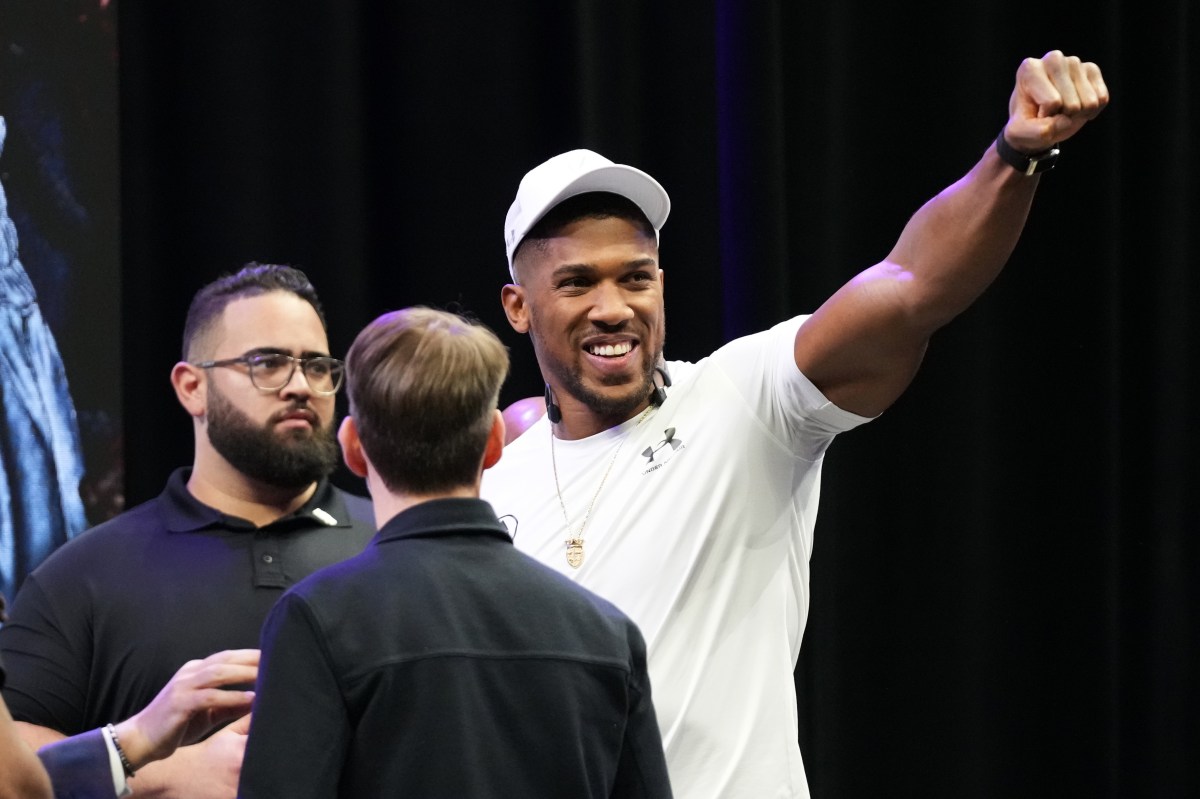 Frank Warren le pide a Anthony Joshua que no pelee contra Jake Paul