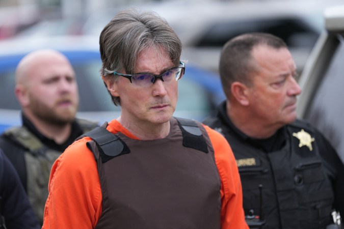 Curt Andersen sale del juzgado del condado de Boone tras comparecer en una audiencia por un cargo de homicidio voluntario por la muerte de María Florinda Ríos Pérez.