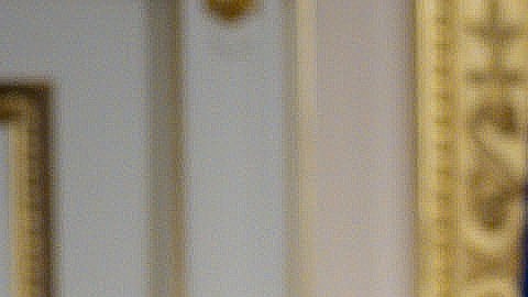 Volodymyr Zelensky estrecha la mano del secretario de Defensa de Estados Unidos, Dan Driscoll.