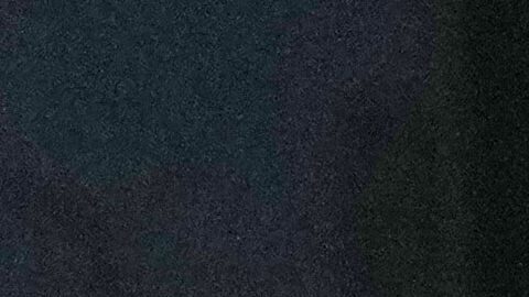 Vilma Pérez, llora tras recibir los restos de su hija María Florinda Ríos Pérez, asesinada en Indiana, en el Aeropuerto Internacional La Aurora Guatemala.