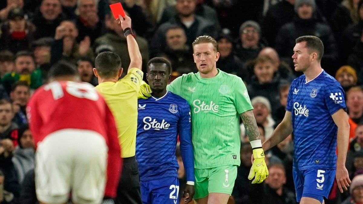 Idrissa Gana Gueye fue expulsado tras pegarle una cachetada a compañero del Everton ante Manchester United
