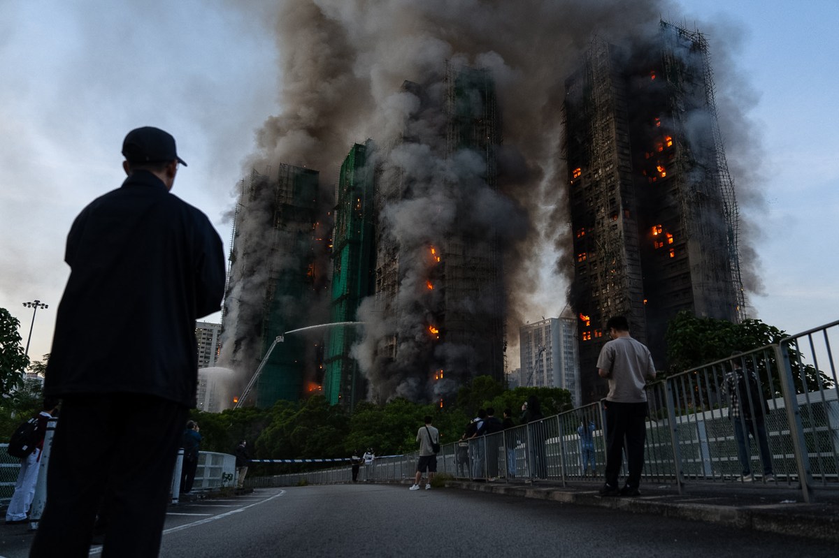5 cosas que provocaron que el incendio en complejo de edificios en Hong Kong fuera tan devastador