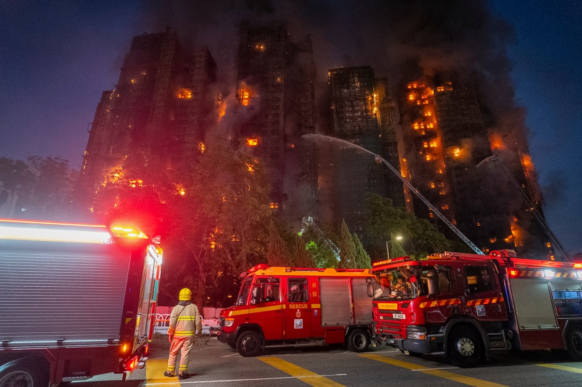 Sube a 13 la cifra de muertos tras incendio de varios edificios en Hong Kong