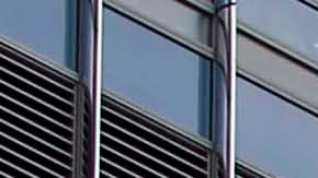 Letras de seis metros de altura con la palabra TRUMP, recién instaladas, adornan la fachada del rascacielos del magnate inmobiliario Donald Trump en Chicago, el jueves 12 de junio de 2014.