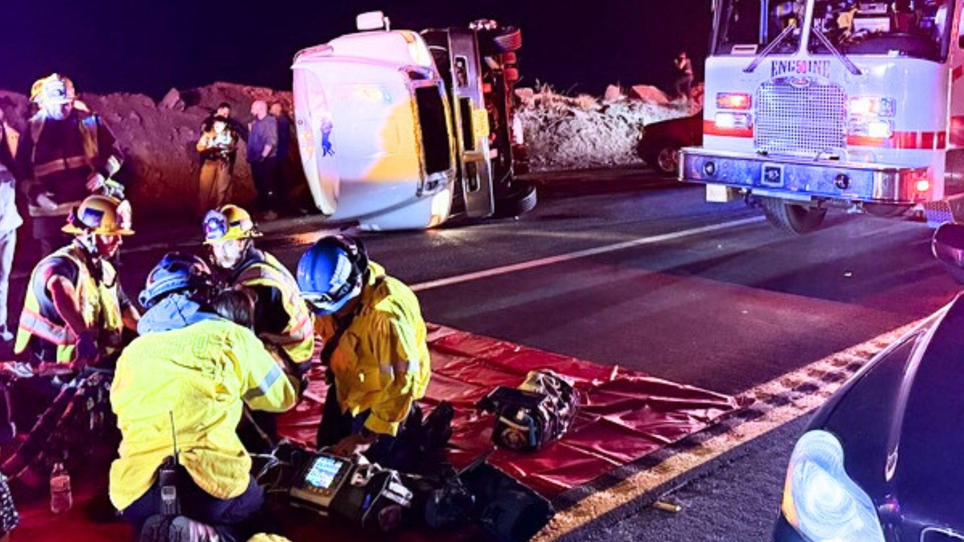 Veinte heridos luego de volcarse un autobús en una carretera de California
