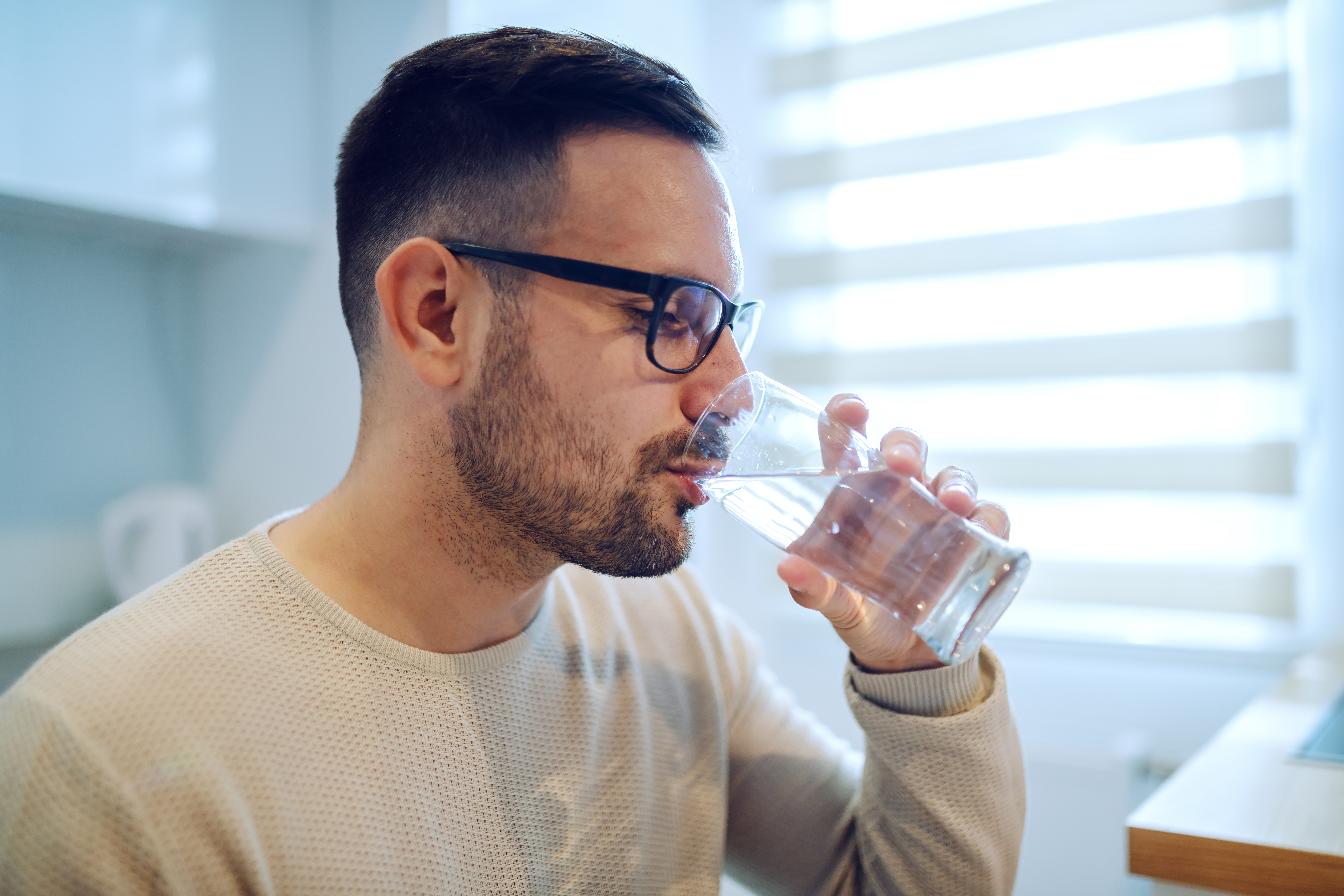 El experto en longevidad doctor La Rosa explica lo que ocurre en el cuerpo cuando se toma medio litro de agua de un solo golpe.