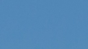 Avión Boeing 737 MAX 8 de Arajet rodando en pista, con el diseño morado y tricolor característico de la aerolínea dominicana.