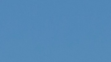 Avión Boeing 737 MAX 8 de Arajet rodando en pista, con el diseño morado y tricolor característico de la aerolínea dominicana.