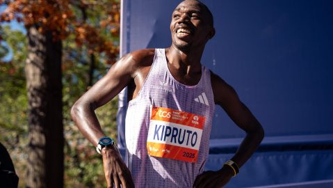 Benson Kipruto celebra su victoria en la categoría élite masculina del Maratón de la Ciudad de Nueva York.