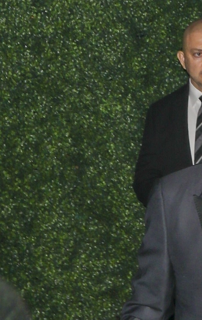 Bill Gates llegó a la fiesta con una gran caja de regalo.