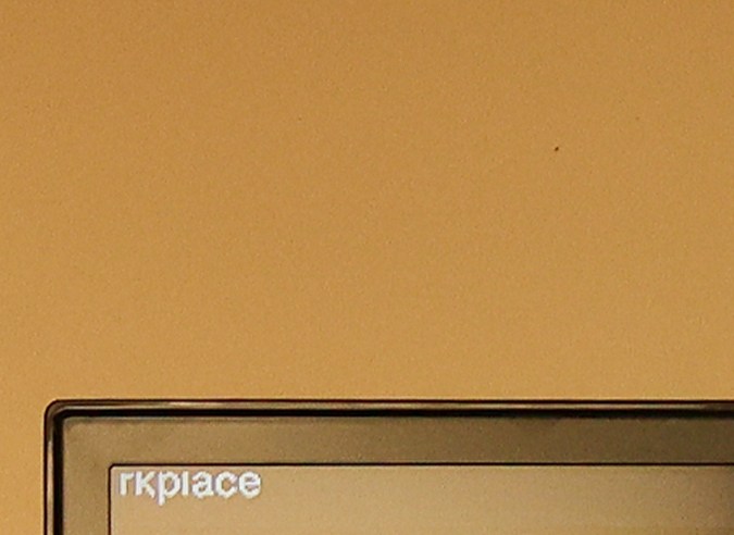 El exreceptor estrella de la NFL, Antonio Brown, cuya imagen se muestra en un monitor, comparece por videoconferencia para su audiencia de fianza el miércoles 12 de noviembre de 2025 en Miami. (Carl Juste/Miami Herald vía AP, Pool)