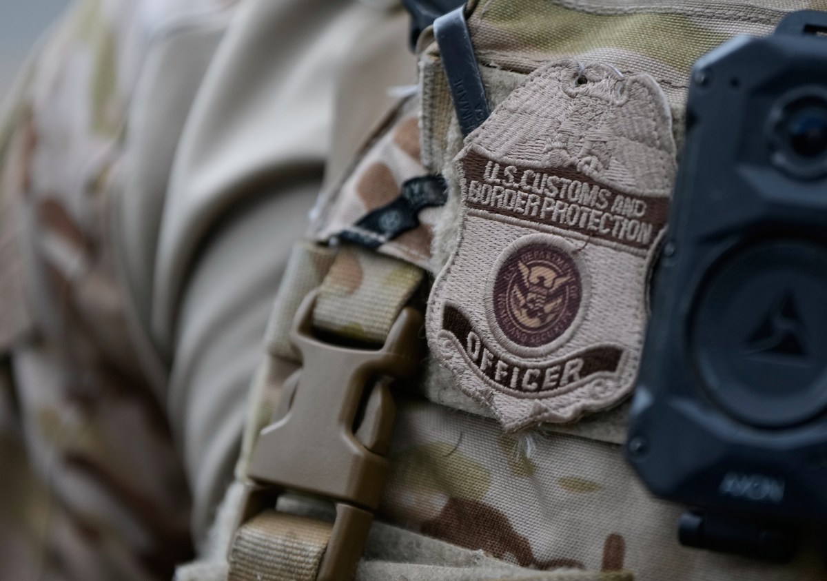 Agentes migratorios armados detuvieron a un padre estadounidense en Los Ángeles y se llevaron a su hija