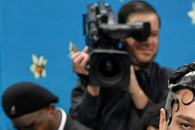 Aunque se agura que Callum Turner y Dua Lipa están comprometidos, ellos no lo han confirmado.