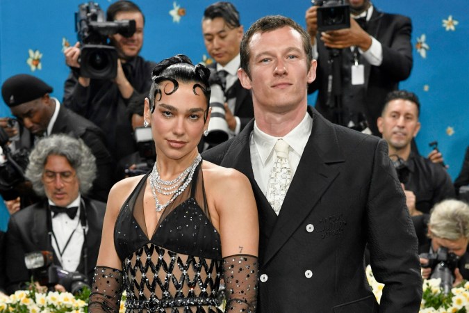 Aunque se agura que Callum Turner y Dua Lipa están comprometidos, ellos no lo han confirmado.