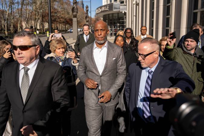 El entrenador de los Portland Trail Blazers, Chauncey Billups, sale del tribunal federal de Brooklyn el lunes 24 de noviembre de 2025, en Nueva York. (Foto AP/Yuki Iwamura)