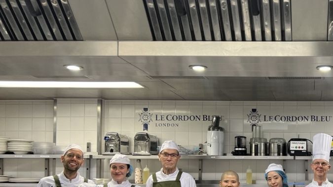 El venerable Yeogeo dio una conferencia en el campus de Le Cordon Bleu en Londres.