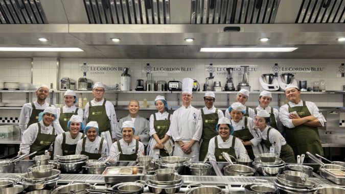 El venerable Yeogeo dio una conferencia en el campus de Le Cordon Bleu en Londres.