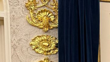 Donald Trump (d) posando con el jugador de fútbol, ​​Cristiano Ronaldo en la Casa Blanca.