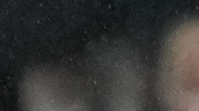 El portero del Real Madrid, Thibaut Courtois, atrapa el balón frente a Cody Gakpo del Liverpool.