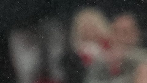 El portero del Real Madrid, Thibaut Courtois, atrapa el balón frente a Cody Gakpo del Liverpool.