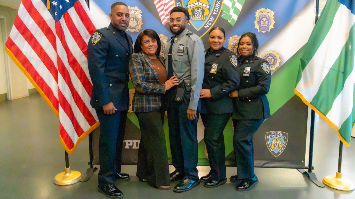 El legado de una policía boricua que inspiró cuatro vocaciones: todos sus hijos son oficiales de NYPD