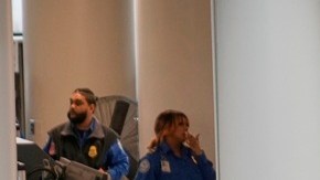 El aeropuerto de Newark es uno de los más afectados este fin de semana por la ola de cancelaciones y retrasos en los vuelos.