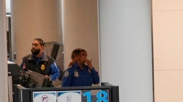 El aeropuerto de Newark es uno de los más afectados este fin de semana por la ola de cancelaciones y retrasos en los vuelos.