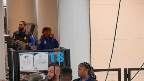 El aeropuerto de Newark es uno de los más afectados este fin de semana por la ola de cancelaciones y retrasos en los vuelos.