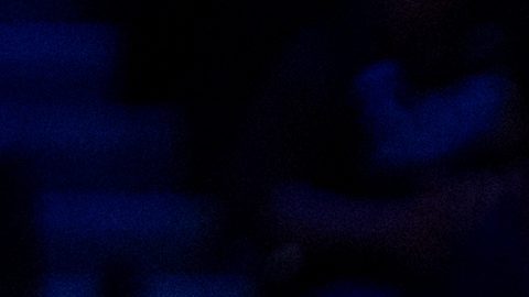 Joel Embiid, pívot de los 76ers de Filadelfia, reacciona después de una canasta.