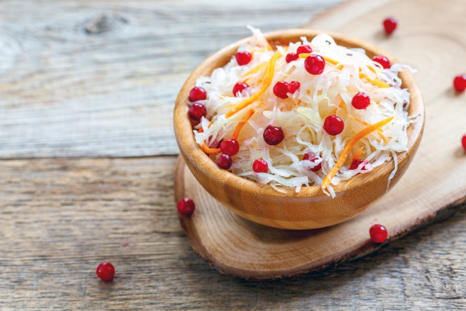La ensalada combina el repollo, arándanos, ajo y aceite de oliva.