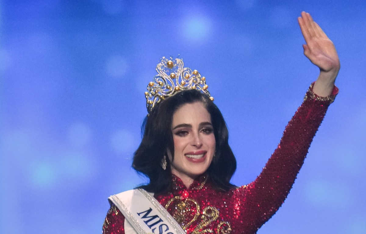 Fátima Bosch, Miss Universo 2025, rinde homenaje a la reina madre de Tailandia