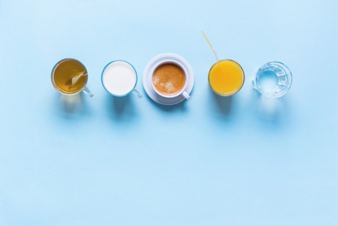 Kopi, teh, infus, dan makanan menambah hidrasi.