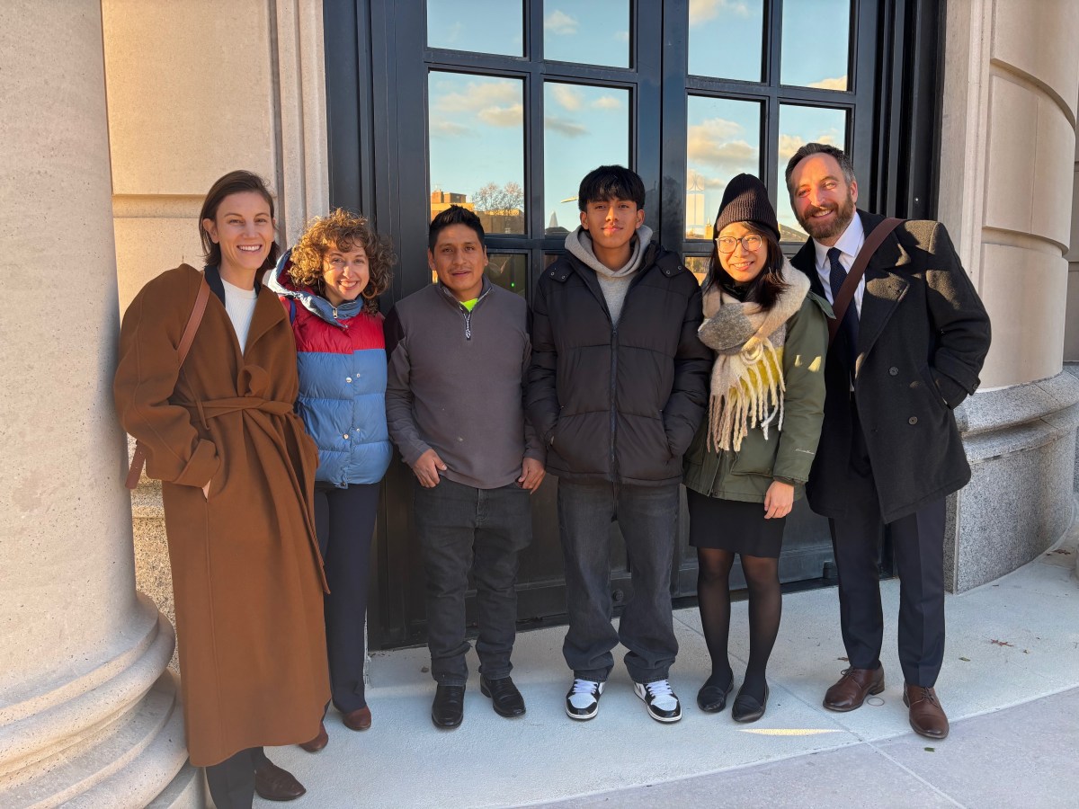 Adolescente ecuatoriano detenido por ICE fue liberado: volvió con su familia a El Bronx