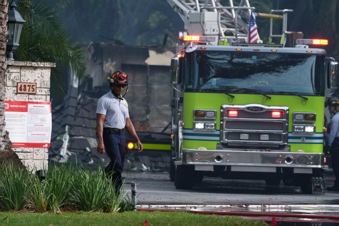 Los bomberos trabajan para extinguir los restos de un incendio en una casa propiedad del entrenador de baloncesto del Miami Heat, Erik Spoelstra, el jueves 6 de noviembre de 2025, en Miami. (Foto AP/Rebecca Blackwell)