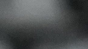 Jugadores de la selección italiana caminan sobre el campo.