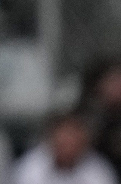 Jugadores de la selección italiana caminan sobre el campo.