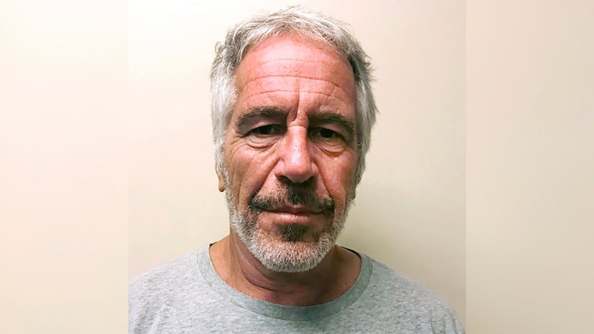 Epstein afirmó que Trump "pasó horas" con una de sus víctimas, según correos publicados en la Cámara